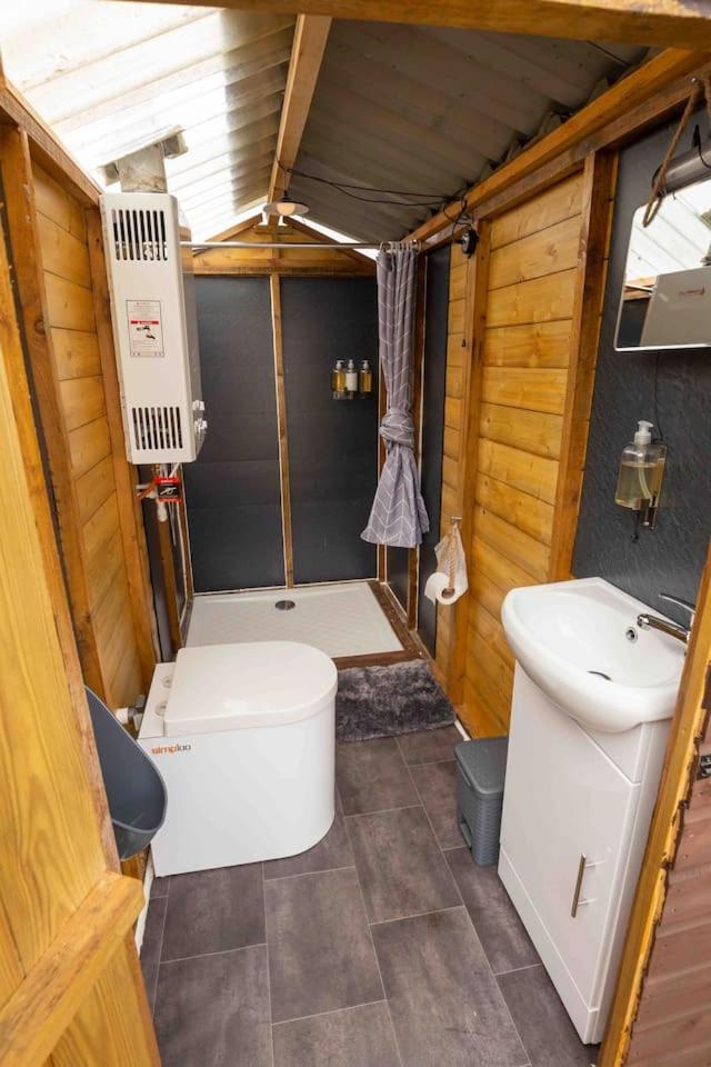 Roaches Retreat Family Glampsite, Rocky Reach Bell Tent With Outdoor Adventures And Campfire Nights Upper Hulme Exteriér fotografie